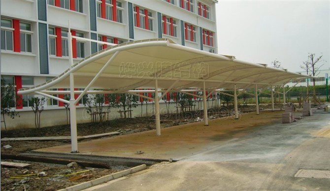 膜結構輕巧、別致的造型在停車場擔當重要角色