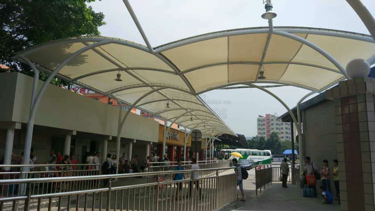 經(jīng)歷4號臺風(fēng)“妮妲”洗禮后的膜結(jié)構(gòu)建筑報道